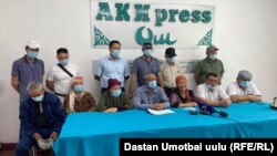 Родственники Алмамбета Салиева на пресс-конференции в Оше. 18 июня 2021 года. 