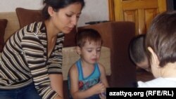 Облыстық балалар үйінің түлегі Әсел Чебохина ұлы Тимофеймен бірге, "Ақ бесік" қоғамдық қорының негізінде құрылған шағын орталықта. Ақтөбе, 27 тамыз 2012 жыл.  