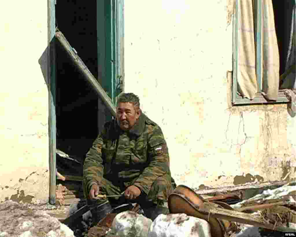 Қайғылы оқиға орнында. Қызылағаш 15 наурыз 2010 жыл.  - Офицер министерства по чрезвычайным ситуациям Казахстана сидит у порога разрушенного от наводнения дома.  Қазақстанның төтенше жағдайлар министрлігінің офицері тасқыннан қираған үйдің алдында отыр.  