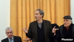 Американский писатель армянского происхождения Питер Балакян (в центре)  в Союзе писателей Армении представляет свои новые книги. Слева – председатель Союза писателей Армении Левон Ананян, справа - поэт Артем Арутюнян. Ереван, 16 декабря 2010 г.