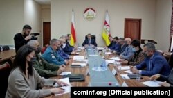 На заседании оперативного штаба Анатолий Бибилов еще раз призвал население к вакцинации