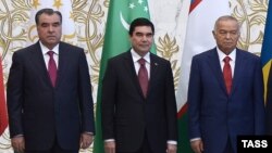 (Çepden saga) Täjigistanyň prezidenti Emomali Rahmon, Türkmenistanyň prezidenti G.Berdimuhamedow we Özbegistanyň prezidenti Yslam Kerimow 