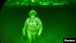 تصویر آخرین سرباز آمریکایی که خاک افغانستان را ترک کرد، ژنرال کریس داناهیو