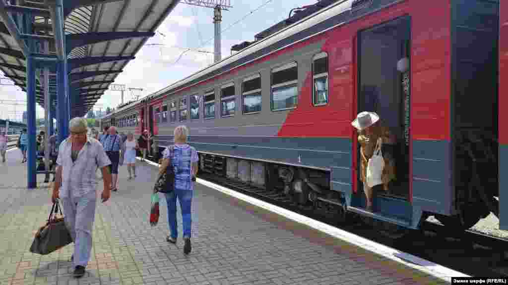 Elektriçka Aqmescit stantsiyasına kelip çıqtı