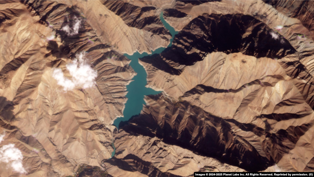 سد امیرکبیر: بر روی رود کرج ساخته شده و ضمن تأمین آب تهران، برق تولید می‌کند و در کنترل سیلاب‌های فصلی نیز نقش دارد.