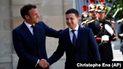 Володимир Зеленський (праворуч) із Емманюелем Макроном під час візиту до Парижа, червень 2019 року