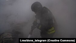 Рятувальники ДСНС гасять пожежу на місці російського удару, Сумщина, 15 травня 2025 року