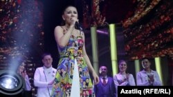 Сәхнәдә Гүзәл Уразова