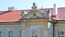 Фронтон с характерным чердачным окном в виде иллюминатора