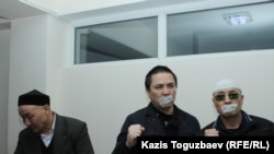 Подсудимые по делу «джихадистов» (слева направо): Кенжебек Абишев, Алмат Жумагулов и Оралбек Омыров. Алматы, 16 октября 2018 года. 