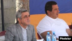 Президент Армении, лидер правящей Республиканской партии Серж Саргсян и председатель Национального олимпийского комитета, лидер партии «Процветающая Армения» Гагик Царукян в Цахкадзоре во время спортивного мероприятия, 14 июля 2012 г. 