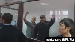 Ортада  - сотталған азаматтық белсенділер Макс Боқаев пен Талғат Аян. Атырау, 28 қараша 2016 жыл.