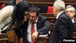 Лидер партии «Процветающая Армения» Гагик Царукян (в центре) и другие члены фракции партии во время заседания парламента (архив)