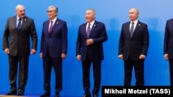 Авторитарный лидер Беларуси Александр Лукашенко, президент Казахстана Касым-Жомарт Токаев, его предшественник Нурсултан Назарбаев и президент России Владимир Путин (слева направо) в столице Казахстана в мае 2019 года