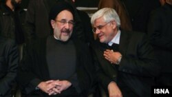 محمدرضا عارف، معاون اول دولت محمد خاتمی (راست)، محمد خاتمی رئیس‌جمهور اسبق ایران (چپ).