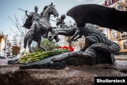 Скульптура «Козак Переможець» біля будівлі СБУ в Києві, присвячена захисникам Незалежності України – учасникам АТО, яку було відкрито 24 серпня 2015 року