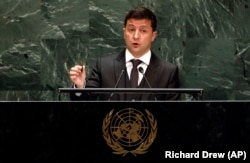 Президент України Володимир Зеленський тримає кулю під час виступу на сесії Генеральної асамблеї ООН. Нью-Йорк, 25 вересня 2019 року