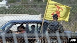 خودرویی با پرچم حزب‌الله از کنار مرز لبنان و اسرائیل می‌گذرد