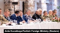 Стамбұлдағы келіссөзде отырған Украина делегациясы. 16 мамыр 2025 жыл.