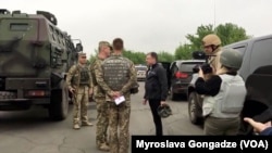 Курт Волкер під час відвідин зони конфлікту на Донбасі, травень 2018 року.