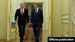 Президент Алмазбек Атамбаев жана казак президенти Нурсултан Назарбаев. 2014-жыл