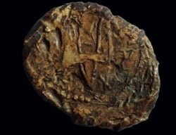 Тисячолітня реліквія періоду України-Русі. Печатка Київського князя Святослава Хороброго (правління: 964–972) із зображення двозуба (праобразу державного герба України – тризуба)