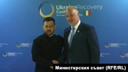 Президентът на Украйна Володимир Зеленски (вляво) и премиерът на България Росен Желязков се срещнаха на конференция в Рим, 11 юли 2025 г.