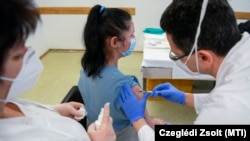 «Громадяни України – це громадяни, це люди і, вибачте за таке порівняння, точно не кролики, над ними експериментувати ми не маємо права», – заявив президент України Володимир Зеленський