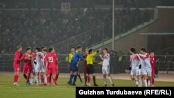 Бозӣ миёни дастаҳои Тоҷикистон ва Қирғизистон. Акс аз бойгонӣ.