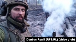 Олександр Душаков демонструє результати обстрілу українських позицій в Серебрянському лісництві