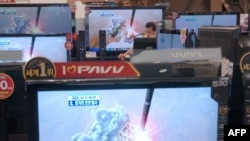 كره شمالى به رغم فشارهاى شديد بين المللى روز پنجم آوريل یک موشك باليستيك آزمايش كرد كه به گفته مقام هاى اين كشور هدف آن قرار دادن يك ماهواره در فضا بود.