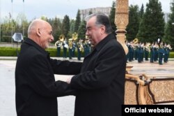 Тажикстанга расмий сапар менен келген Ооганстан президенти Ашраф Ганини кесиптеши Эмомали Рахмон жылуу кабыл алды. Дүйшөмбү шаары. 2021-жылдын 29-марты.