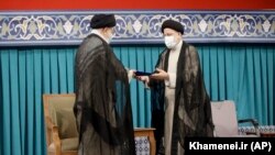 Ебрагім Раїсі (праворуч) був інавгурований після того, як отримав схвалення верховного лідера Аятолли Алі Хаменеї