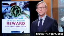 برایان هوک در کنفرانس خبری روز دوشنبه .