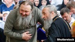 Справа наліво: голова УПЦ (Московського патріархату) митрополит Онуфрій (Березовский) і намісник Києво-Печерської лаври митрополит УПЦ (Московського патріархату) Павло (Лебідь). Київ, 27 липня 2016 року