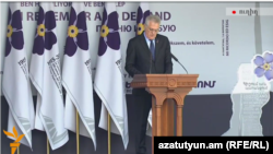 Президент Сербии Томислав Николич выступает на церемонии в мемориальном комплексе Цицернакадерд, 24 апреля 2015 г.