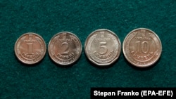 Українці зможуть необмежений період часу розраховуватися одночасно і 10-гривневими монетами і паперовими банкнотами цього номіналу, запевняє регулятор