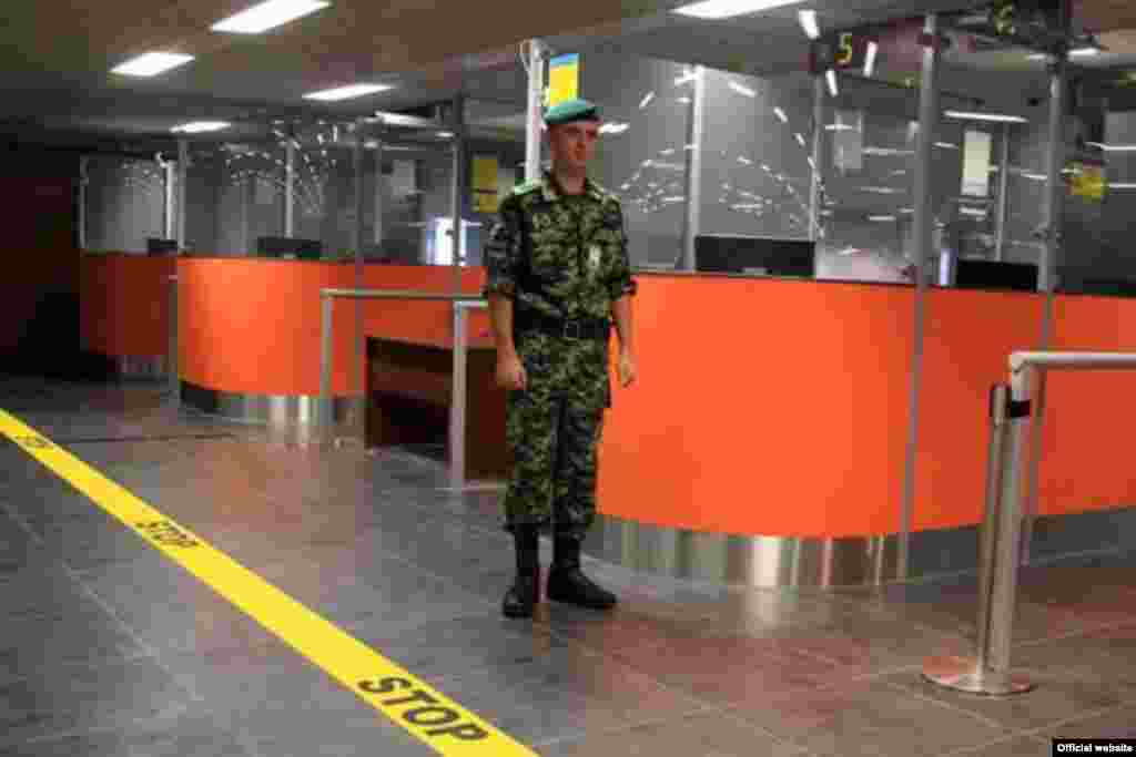 Аеропорт перед війною. Паспортний контроль