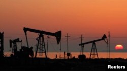 Мұнай бағасының арзандауы Батыс елдері тұтынушыларына тиімді болғанымен, оны өндіруші елдерше тиімсіз. Суретте: Баку маңындағы мұнай сорғылары.   