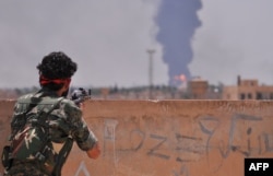 کنترل بخش‌های مختلف سوریه، به جز آنچه در دست نیروهای دولتی مانده، میان گروه‌های شورشی، اسلام‌گرایانی مانند «حکومت اسلامی» یا شبه‌نظامیان کرد (در تصویر) تقسیم شده است