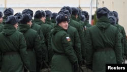 Расейскія прызыўнікі перад адпраўленьнем у гарнізоны ў горадзе Батайску Растоўскай вобласьці. 16 лістапада 2024 году. Ілюстрацыйнае фота