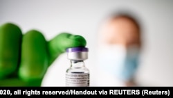 Перші 800 тисяч доз вакцини призначені для людей похилого віку та співробітників будинків, для їх утримання