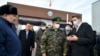 Исполняющий обязанности премьер-министра КР Артем Новиков, замглавы ГНС Искендер Асылкулов (слева на фото) и председатель ГПС Уларбек Шаршеев (посередине, в военной форме). КПП «Чалдовар», 28 ноября 2020 г.