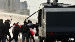 Протестувальники намагаються залізти у водомет, Мінськ, 4 жовтня 2020 року