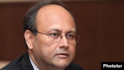 Armenia - Asad Alam, the World Bank's outgoing director for the South Caucasus, at a news conference in Yerevan.