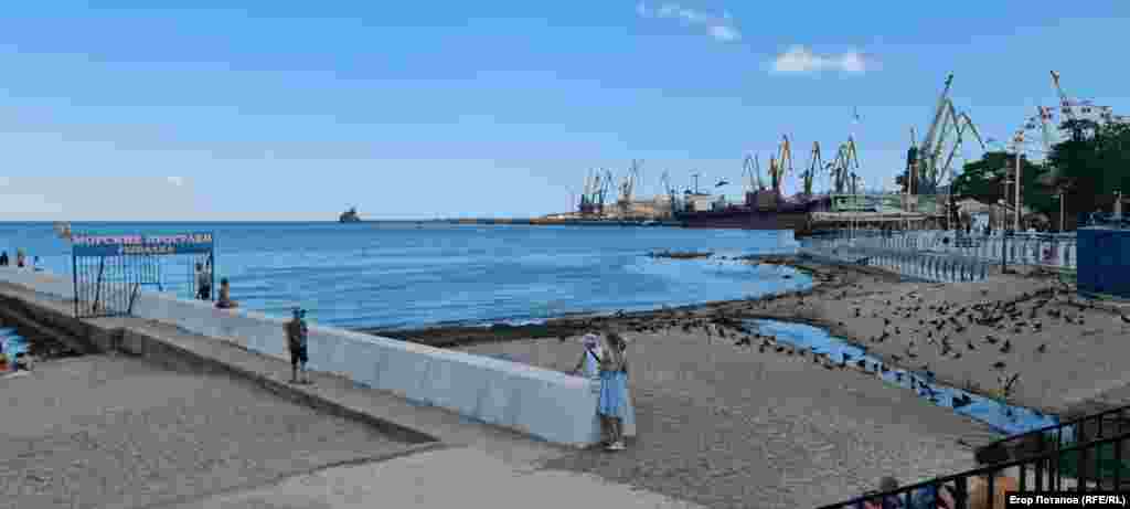 Незмінним залишається річка-«смердючка», що несе свої стоки в море біля порту Феодосії