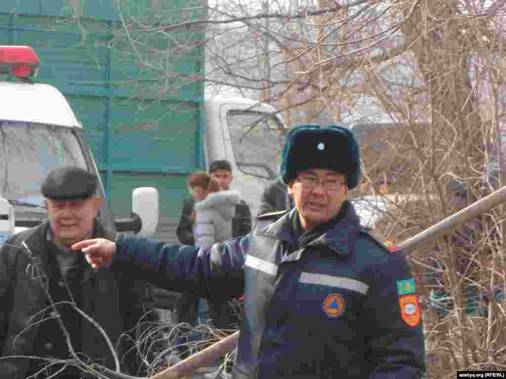 Оқиға орнында жүрген қалалық төтенше жағдайлар басқармасы басшысының орынбасары Ерік Сарыбаев. Оның айтуынша, жарылыс себебін мемлекеттік және тәуелсіз комиссия тексеруге кіріскен. &nbsp;