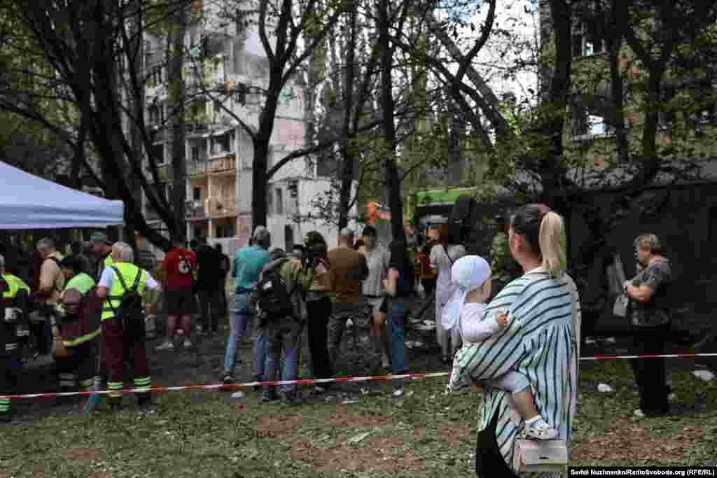 Біля зруйнованого російським ударом будинку у Святошинському районі Києва.До останнього моменту рятувальної операції сподівалися знайти когось живим