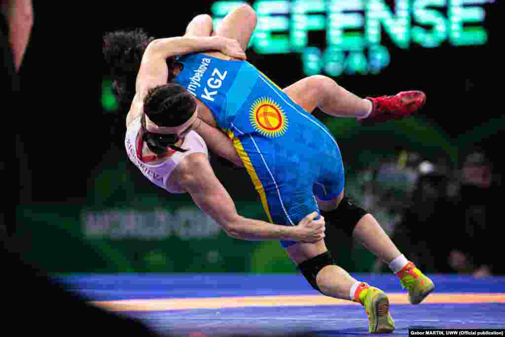 Финалдык беттештин бүтөөрүнө бир нече секунда калганда Айсулуу Тыныбекова атаандашы Анастасия Григорьеваны жерден дээрлик толук көтөрүп, далысы менен жерге чапты. Бул ыкмасы үчүн беш упай берилди.&nbsp;