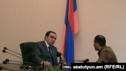 Лидер партии «Оринац еркир» дает интервью Радио Азаттутюн, Ереван, 5 апреля 2011 г.